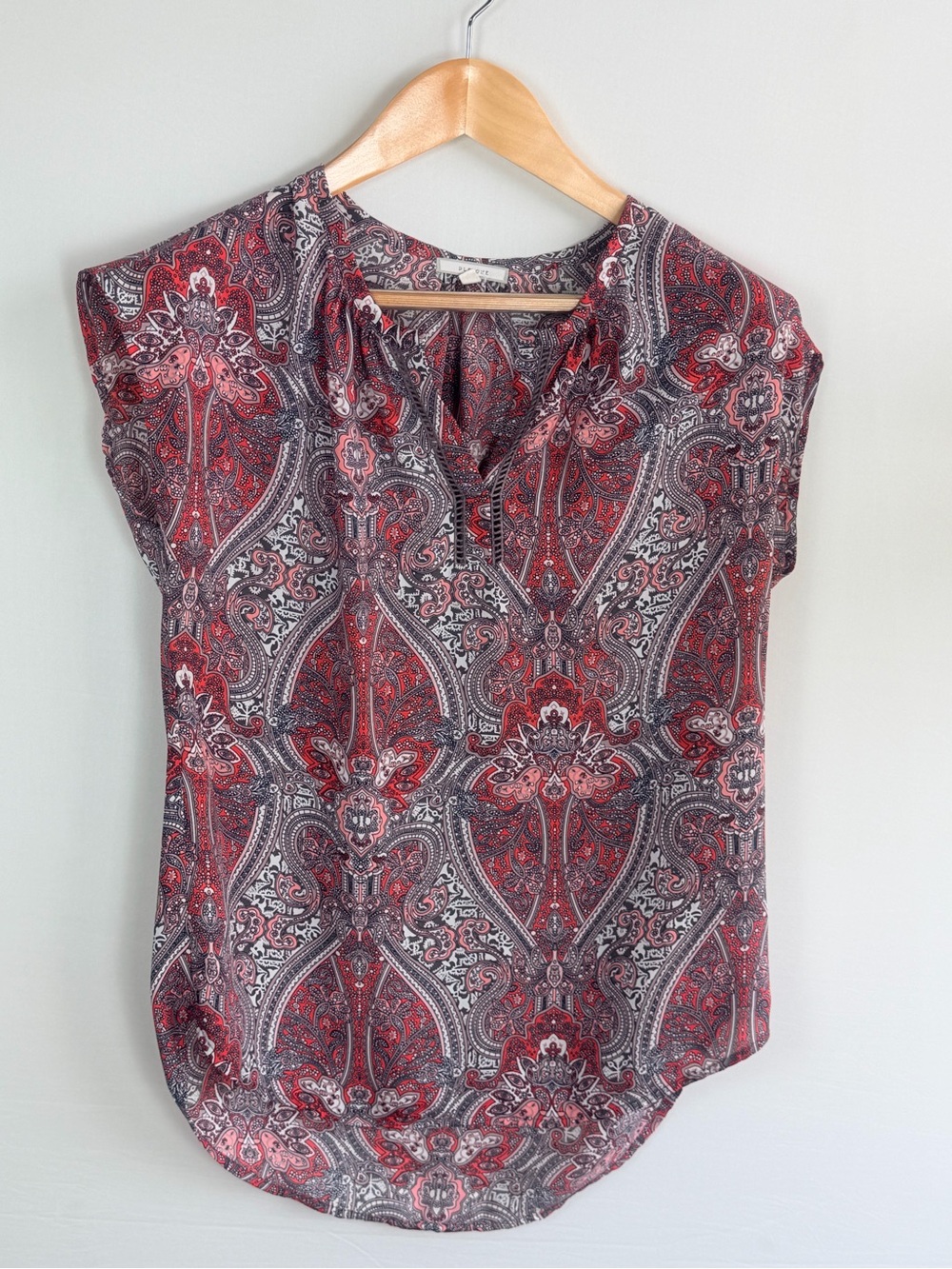 Pleione Paisley Print Split Neck Blouse XS Pink Coral Gray Boho Top